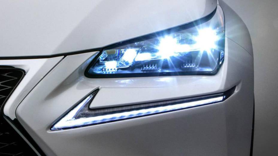 Conjunto &oacute;tico com luzes de uso diurno e far&oacute;is de led | <a href="https://beta-develop.quatrorodas.abril.com.br/noticias/saloes/pequim-2014/lexus-revela-crossover-nx-2015-pequim-780341.shtml" rel="migration">Leia mais</a>