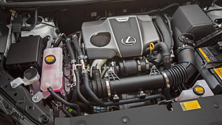 Motor quatro cilindros 2.0 litros turbo gerando 238 cavalos e 35.67 mkgf de torque | <a href="https://beta-develop.quatrorodas.abril.com.br/noticias/saloes/pequim-2014/lexus-revela-crossover-nx-2015-pequim-780341.shtml" rel="migration">Leia mais</a>