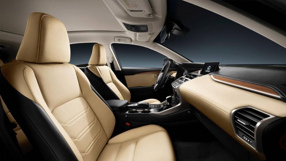 Interior preto e creme com detalhes metálicos e em madeira do NX | <a href="https://beta-develop.quatrorodas.abril.com.br/noticias/saloes/pequim-2014/lexus-revela-crossover-nx-2015-pequim-780341.shtml" rel="migration">Leia mais</a>