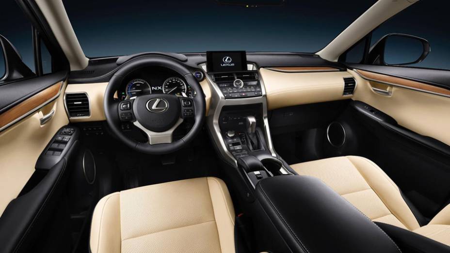 Interior preto e creme com detalhes metálicos e em madeira do NX | <a href="https://beta-develop.quatrorodas.abril.com.br/noticias/saloes/pequim-2014/lexus-revela-crossover-nx-2015-pequim-780341.shtml" rel="migration">Leia mais</a>