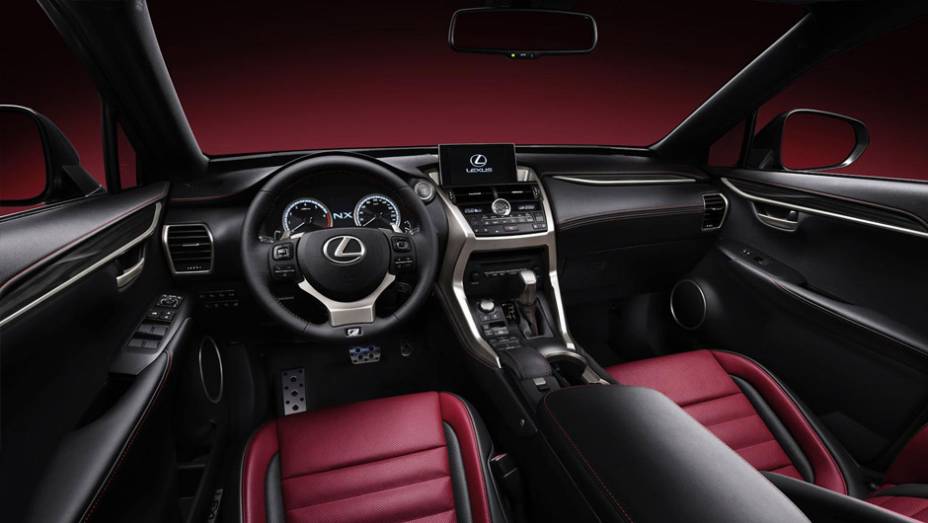 Versão do NX com interior preto com estofamento roxo e detalhes metálicos | <a href="https://beta-develop.quatrorodas.abril.com.br/noticias/saloes/pequim-2014/lexus-revela-crossover-nx-2015-pequim-780341.shtml" rel="migration">Leia mais</a>