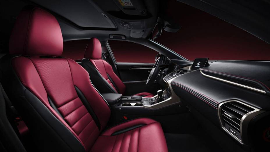 Vers&atilde;o do NX com interior preto com estofamento roxo e detalhes met&aacute;licos | <a href="https://beta-develop.quatrorodas.abril.com.br/noticias/saloes/pequim-2014/lexus-revela-crossover-nx-2015-pequim-780341.shtml" rel="migration">Leia mais</a>