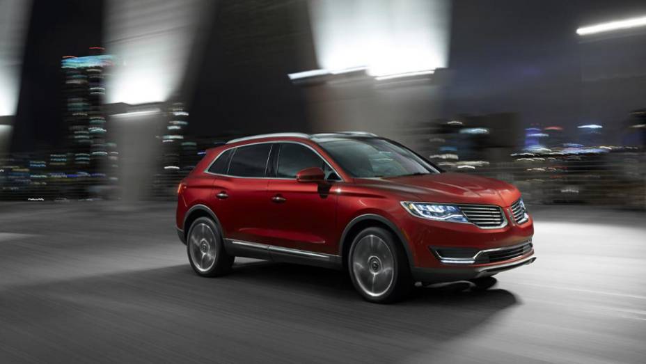 Grande frontal do crossover chega no formato de duas asas | <a href="https://beta-develop.quatrorodas.abril.com.br/noticias/saloes/detroit-2015/lincoln-revela-crossover-mkx-2016-825300.shtml" rel="migration">Leia mais</a>