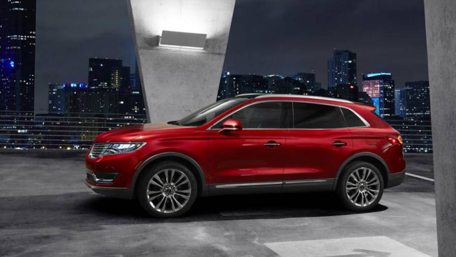 Vers&atilde;o de entrada conta com motor V6 3.7 de 300 cv. J&aacute; o topo de linha, V6 2.7 entrega 330 cv | <a href="https://beta-develop.quatrorodas.abril.com.br/noticias/saloes/detroit-2015/lincoln-revela-crossover-mkx-2016-825300.shtml" rel="migration">Leia mais</a>