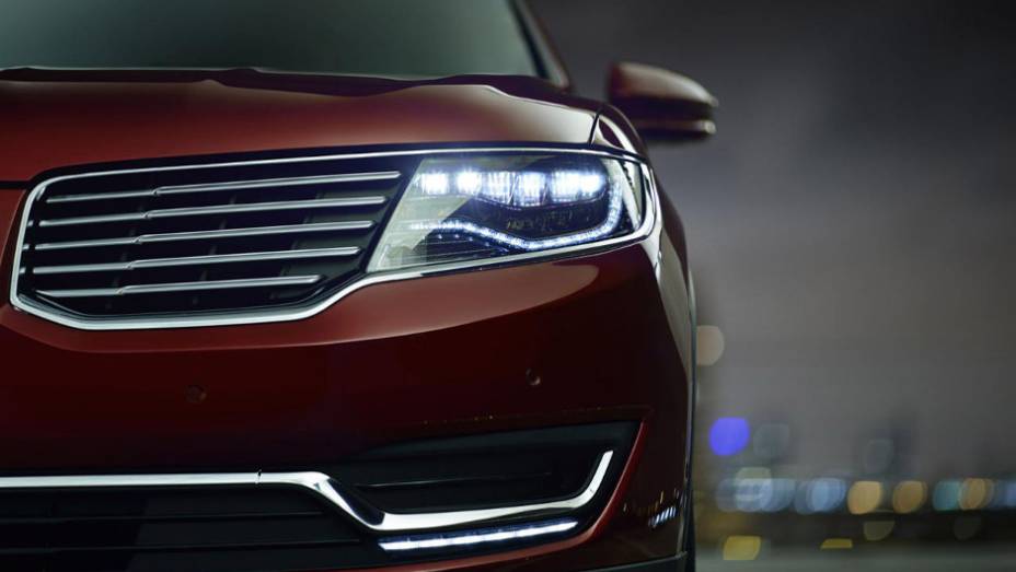 Faróis de LED são alguns dos itens opcionais oferecidos | <a href="https://beta-develop.quatrorodas.abril.com.br/noticias/saloes/detroit-2015/lincoln-revela-crossover-mkx-2016-825300.shtml" rel="migration">Leia mais</a>