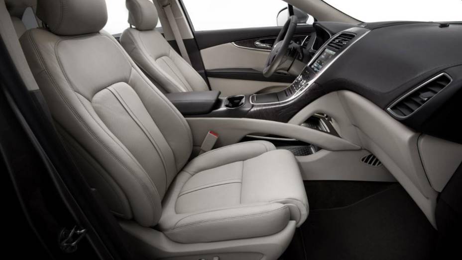 Cabine traz bancos e console revestidos em couro, com monitor touchscreen | <a href="https://beta-develop.quatrorodas.abril.com.br/noticias/saloes/detroit-2015/lincoln-revela-crossover-mkx-2016-825300.shtml" rel="migration">Leia mais</a>
