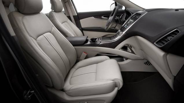 Cabine traz bancos e console revestidos em couro, com monitor touchscreen | <a href="https://beta-develop.quatrorodas.abril.com.br/noticias/saloes/detroit-2015/lincoln-revela-crossover-mkx-2016-825300.shtml" rel="migration">Leia mais</a> Cabine traz bancos e console revestidos em couro, com monitor touchscreen | <a href="https://beta-develop.quatrorodas.abril.com.br/noticias/saloes/detroit-2015/lincoln-revela-crossover-mkx-2016-825300.shtml" rel="migration">Leia mais</a>