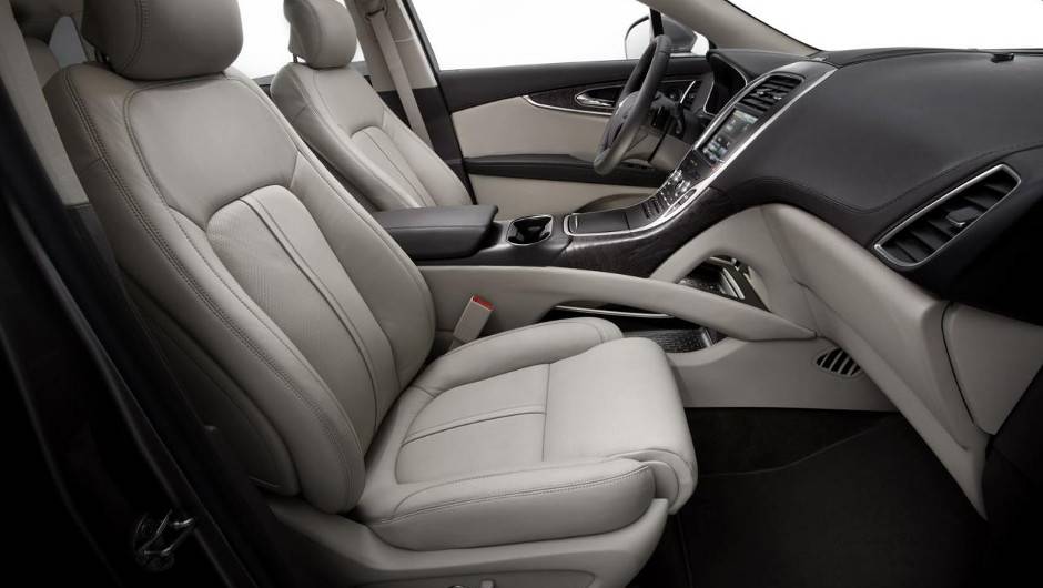 Cabine traz bancos e console revestidos em couro, com monitor touchscreen | <a href="https://beta-develop.quatrorodas.abril.com.br/noticias/saloes/detroit-2015/lincoln-revela-crossover-mkx-2016-825300.shtml" rel="migration">Leia mais</a> Cabine traz bancos e console revestidos em couro, com monitor touchscreen | <a href="https://beta-develop.quatrorodas.abril.com.br/noticias/saloes/detroit-2015/lincoln-revela-crossover-mkx-2016-825300.shtml" rel="migration">Leia mais</a>