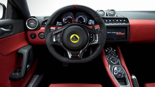 O interior foi totalmente retrabalhado com materiais mais nobres e mais conforto | <a href="https://beta-develop.quatrorodas.abril.com.br/noticias/saloes/genebra-2015/lotus-evora-400-2015-apresentada-837306.shtml" rel="migration">Leia mais</a> O interior foi totalmente retrabalhado com materiais mais nobres e mais conforto | <a href="https://beta-develop.quatrorodas.abril.com.br/noticias/saloes/genebra-2015/lotus-evora-400-2015-apresentada-837306.shtml" rel="migration">Leia mais</a>