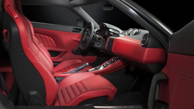 Com transmissão manual ou automática de seis marchas, o carro bate os 300 km/h | <a href="https://beta-develop.quatrorodas.abril.com.br/noticias/saloes/genebra-2015/lotus-evora-400-2015-apresentada-837306.shtml" rel="migration">Leia mais</a> Com transmissão manual ou automática de seis marchas, o carro bate os 300 km/h | <a href="https://beta-develop.quatrorodas.abril.com.br/noticias/saloes/genebra-2015/lotus-evora-400-2015-apresentada-837306.shtml" rel="migration">Leia mais</a>