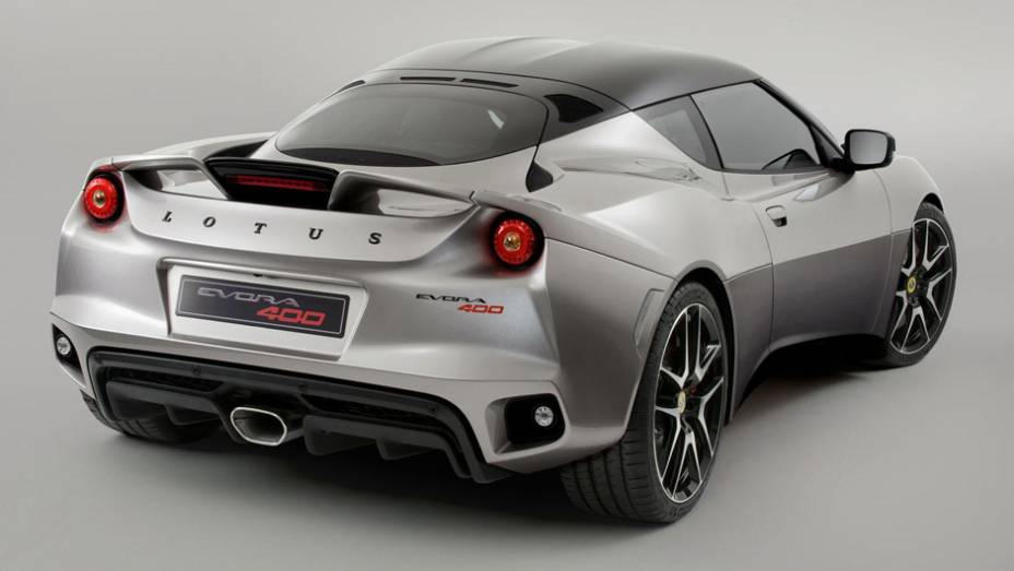 Com o uso de alumínio no chassi, o Evora 2015 é 22kg mais leve do que o seu antecessor | <a href="https://beta-develop.quatrorodas.abril.com.br/noticias/saloes/genebra-2015/lotus-evora-400-2015-apresentada-837306.shtml" rel="migration">Leia mais</a>