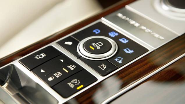 Sistema Terrain Response 2 ajusta os controles eletrônicos do SUV de acordo com o piso | <a href="https://beta-develop.quatrorodas.abril.com.br/saloes/paris/2012/range-rover-702581.shtml" rel="migration">Leia mais</a> Sistema Terrain Response 2 ajusta os controles eletrônicos do SUV de acordo com o piso | <a href="https://beta-develop.quatrorodas.abril.com.br/saloes/paris/2012/range-rover-702581.shtml" rel="migration">Leia mais</a>