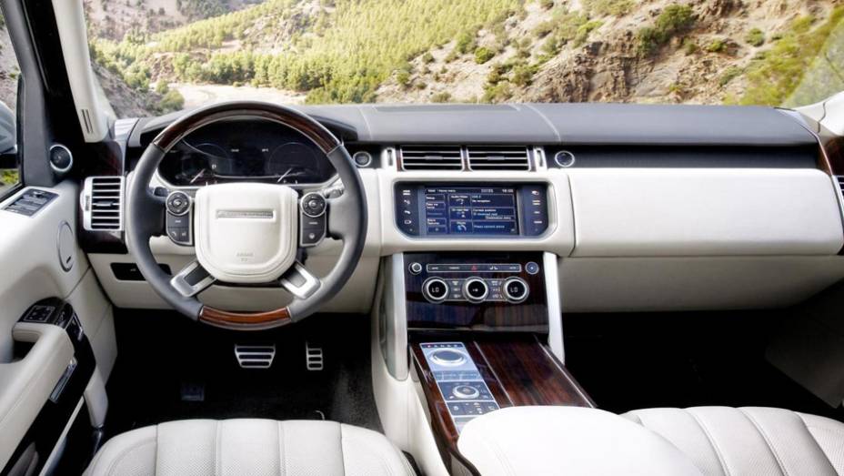 Luxuoso interior comporta somente quatro ocupantes | <a href="https://beta-develop.quatrorodas.abril.com.br/saloes/paris/2012/range-rover-702581.shtml" rel="migration">Leia mais</a>