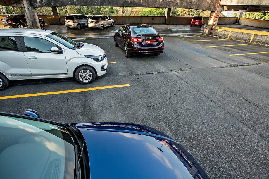 Se estiver em vagar perpendiculares, é possível percorrer até 6 metros a´os o alerta de parada surgir no painel