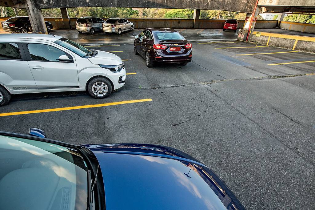 Se estiver em vagar perpendiculares, &eacute; poss&iacute;vel percorrer at&eacute; 6 metros a&acute;os o alerta de parada surgir no painel