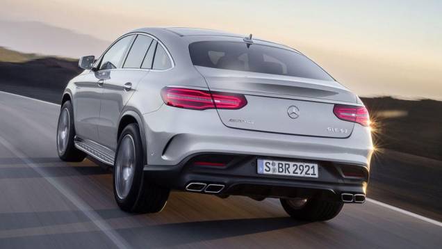 Traseira com destaque para luzes de LED e as quatro sa&iacute;das do escapamento | <a href="https://beta-develop.quatrorodas.abril.com.br/noticias/saloes/detroit-2015/mercedes-amg-gle63-s-coupe-revelada-oficialmente-detroit-824420.shtml" rel="migration">Leia mais</a>