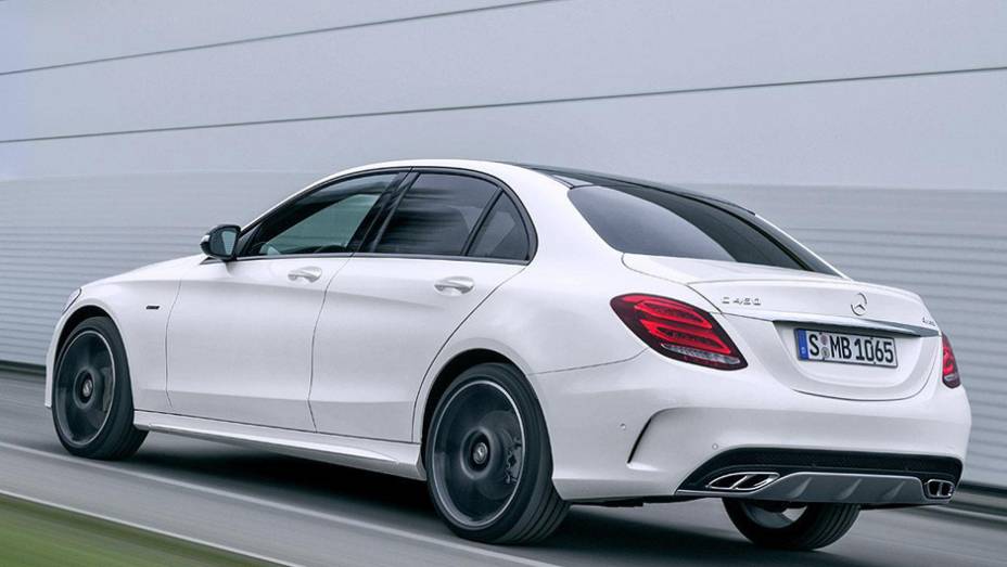 Carro ficará abaixo da topo de linha C63 AMG | <a href="https://beta-develop.quatrorodas.abril.com.br/noticias/saloes/detroit-2015/mercedes-c450-amg-sport-oficializada-tem-367-cavalos-824384.shtml" rel="migration">Leia mais</a>