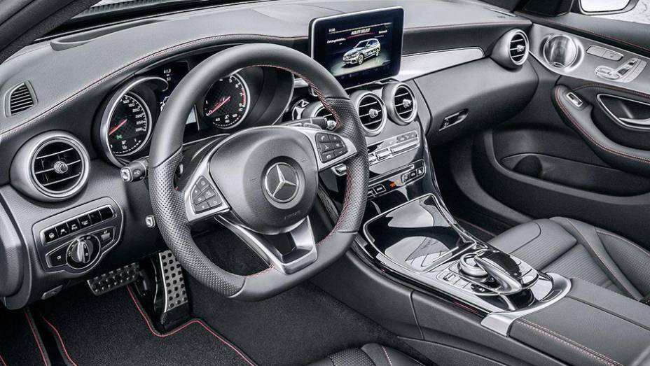 Acabamento interno é luxuoso e com pegada esportiva como o volante com base achatada | <a href="https://beta-develop.quatrorodas.abril.com.br/noticias/saloes/detroit-2015/mercedes-c450-amg-sport-oficializada-tem-367-cavalos-824384.shtml" rel="migration">Leia mais</a>
