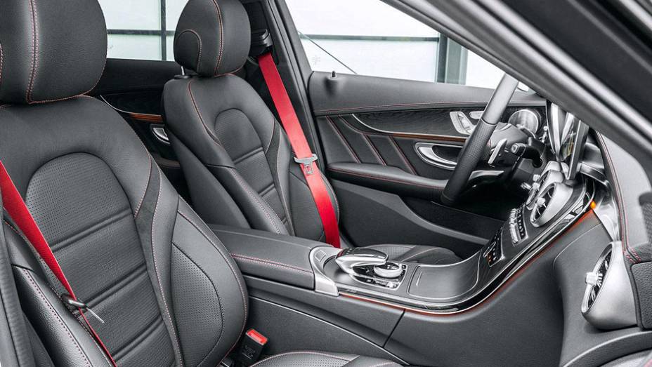 Bancos são esportivos e o cinto de segurança vem na cor vermelha | <a href="https://beta-develop.quatrorodas.abril.com.br/noticias/saloes/detroit-2015/mercedes-c450-amg-sport-oficializada-tem-367-cavalos-824384.shtml" rel="migration">Leia mais</a>