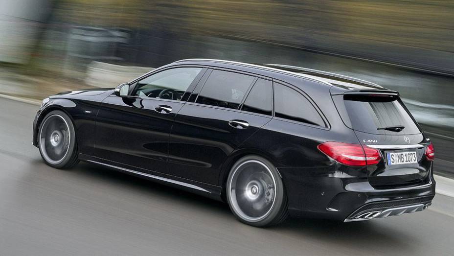 Sedã acelera de 0 até 100 km/h em 4,9s e a perua em 5s | <a href="https://beta-develop.quatrorodas.abril.com.br/noticias/saloes/detroit-2015/mercedes-c450-amg-sport-oficializada-tem-367-cavalos-824384.shtml" rel="migration">Leia mais</a>