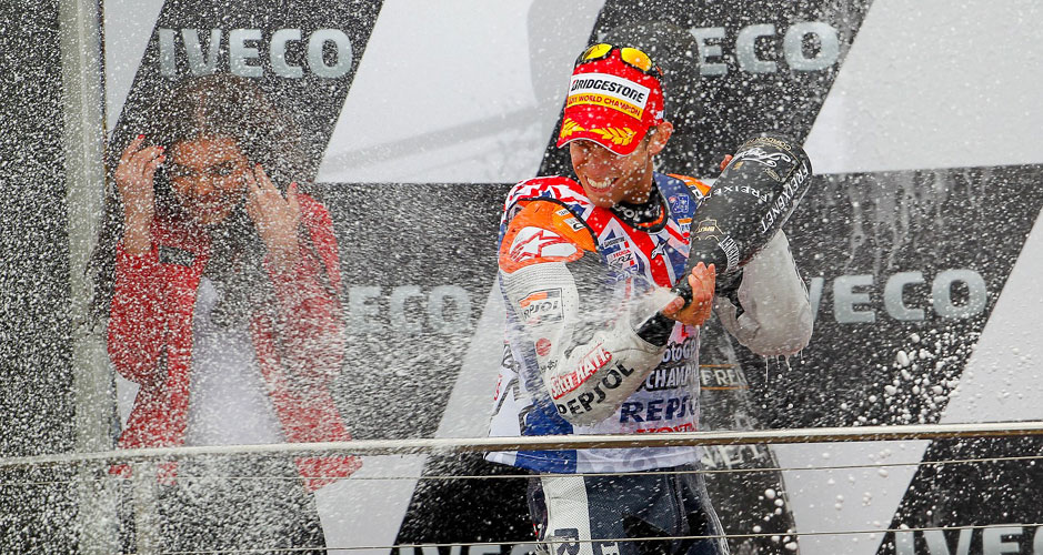Casey Stoner comemora vit&oacute;ria e t&iacute;tulo