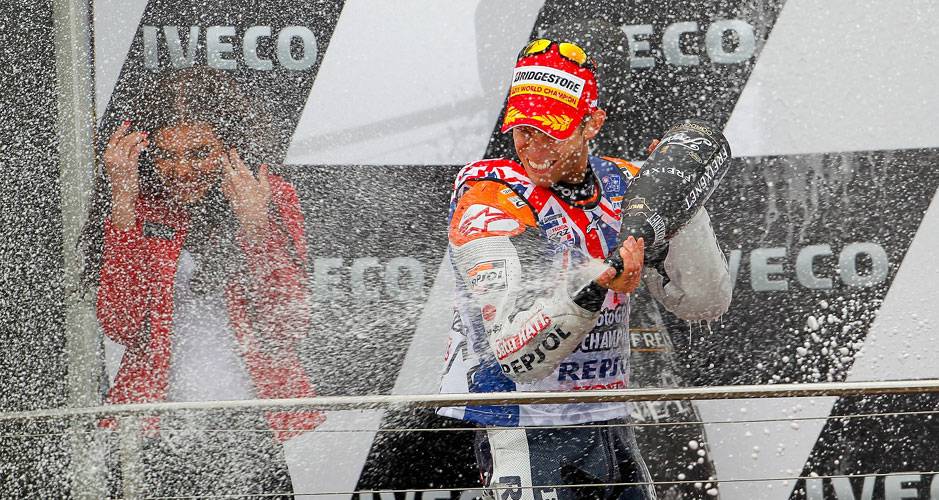Casey Stoner comemora vit&oacute;ria e t&iacute;tulo