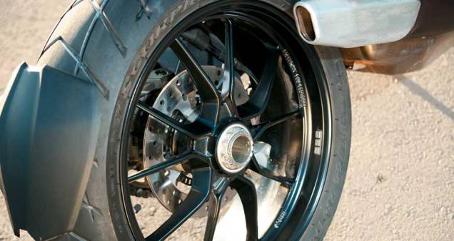 Acima, a roda é fixada por porca central Acima, a roda é fixada por porca central