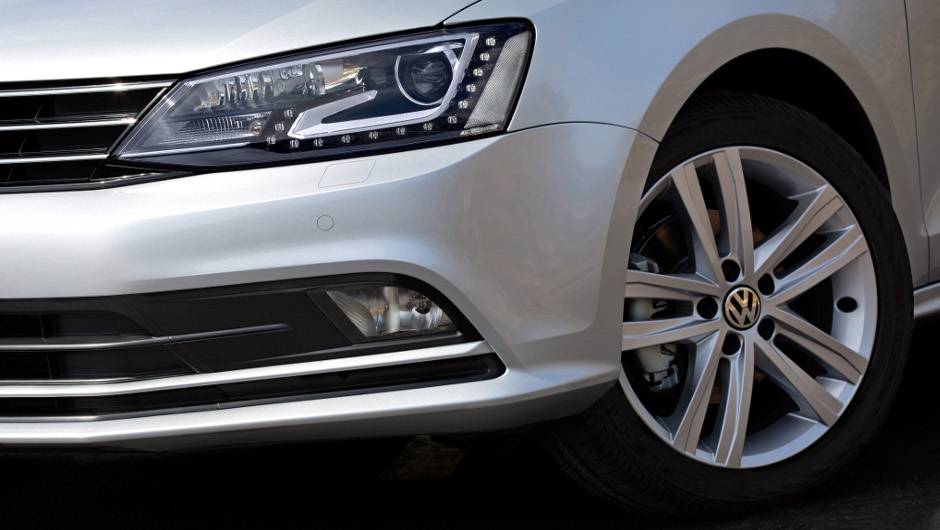 Lanternas ganharam novo formato, que inclui luzes de iluminação diurna em LED - <a href="https://beta-develop.quatrorodas.abril.com.br/noticias/fabricantes/vw-lanca-novos-jetta-touareg-840644.shtml" rel="migration">Leia mais</a> Lanternas ganharam novo formato, que inclui luzes de iluminação diurna em LED - <a href="https://beta-develop.quatrorodas.abril.com.br/noticias/fabricantes/vw-lanca-novos-jetta-touareg-840644.shtml" rel="migration">Leia mais</a>