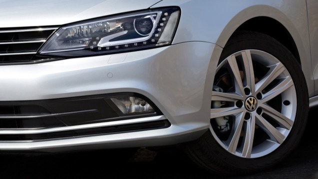 Lanternas ganharam novo formato, que inclui luzes de ilumina&ccedil;&atilde;o diurna em LED - <a href="https://beta-develop.quatrorodas.abril.com.br/noticias/fabricantes/vw-lanca-novos-jetta-touareg-840644.shtml" rel="migration">Leia mais</a>