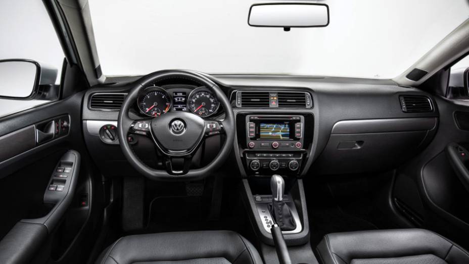 Interior sóbrio e elegante, quase igual ao do Golf - <a href="https://beta-develop.quatrorodas.abril.com.br/noticias/fabricantes/vw-lanca-novos-jetta-touareg-840644.shtml" rel="migration">Leia mais</a>