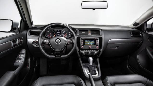 Interior sóbrio e elegante, quase igual ao do Golf - <a href="https://beta-develop.quatrorodas.abril.com.br/noticias/fabricantes/vw-lanca-novos-jetta-touareg-840644.shtml" rel="migration">Leia mais</a> Interior sóbrio e elegante, quase igual ao do Golf - <a href="https://beta-develop.quatrorodas.abril.com.br/noticias/fabricantes/vw-lanca-novos-jetta-touareg-840644.shtml" rel="migration">Leia mais</a>