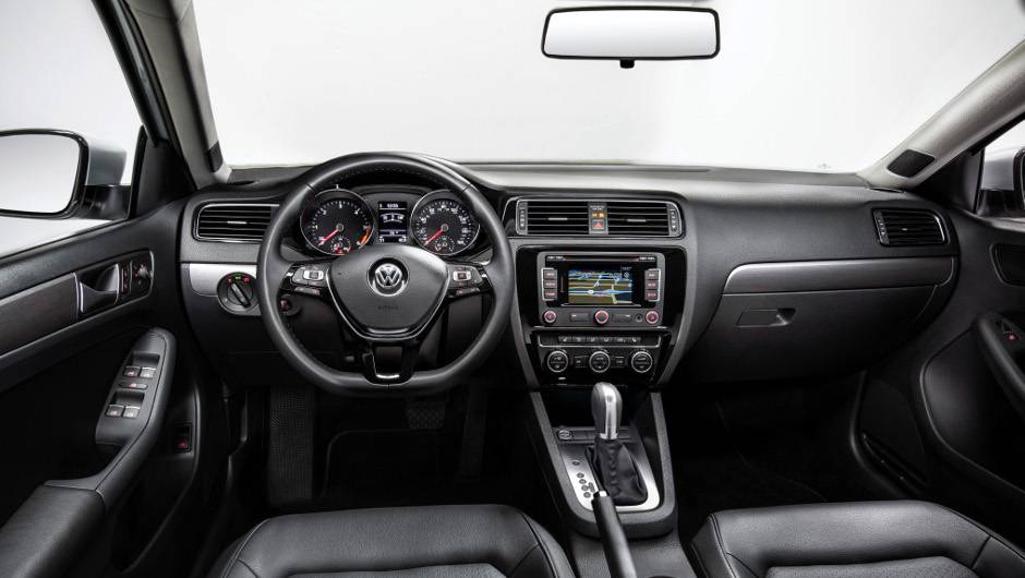 Interior sóbrio e elegante, quase igual ao do Golf - <a href="https://beta-develop.quatrorodas.abril.com.br/noticias/fabricantes/vw-lanca-novos-jetta-touareg-840644.shtml" rel="migration">Leia mais</a> Interior sóbrio e elegante, quase igual ao do Golf - <a href="https://beta-develop.quatrorodas.abril.com.br/noticias/fabricantes/vw-lanca-novos-jetta-touareg-840644.shtml" rel="migration">Leia mais</a>