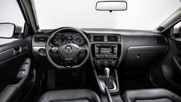 Interior s&oacute;brio e elegante, quase igual ao do Golf - <a href="https://beta-develop.quatrorodas.abril.com.br/noticias/fabricantes/vw-lanca-novos-jetta-touareg-840644.shtml" rel="migration">Leia mais</a>