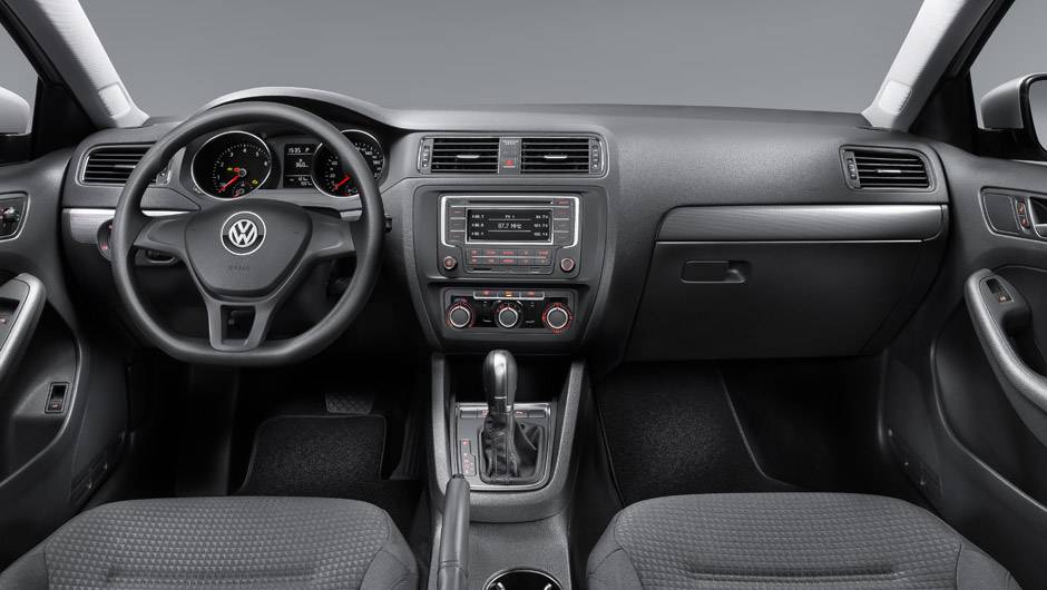 Interior &eacute; mais simples do que as vers&otilde;es Comfortline e Highline - <a href="https://beta-develop.quatrorodas.abril.com.br/noticias/fabricantes/vw-lanca-novos-jetta-touareg-840644.shtml" rel="migration">Leia mais</a>