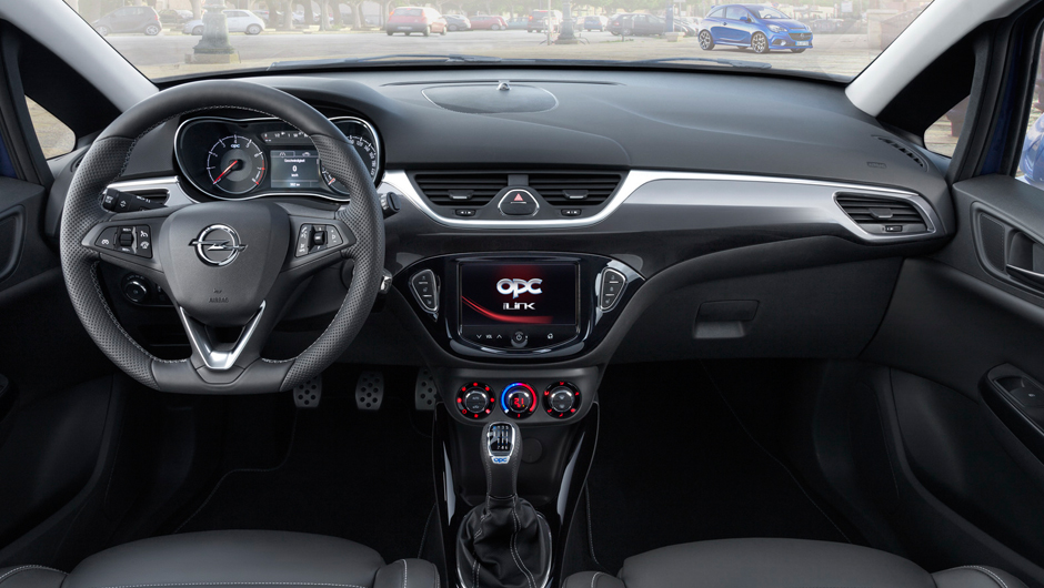Capricho tamb&eacute;m no interior com destaque para o volante esportivo de base achatada | <a href="https://beta-develop.quatrorodas.abril.com.br/noticias/fabricantes/novo-corsa-opc-oficialmente-revelado-832161.shtml" rel="migration">Leia mais</a>