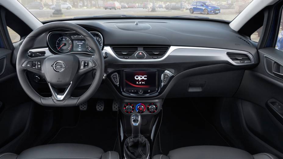 Capricho também no interior com destaque para o volante esportivo de base achatada | <a href="https://beta-develop.quatrorodas.abril.com.br/noticias/fabricantes/novo-corsa-opc-oficialmente-revelado-832161.shtml" rel="migration">Leia mais</a> Capricho também no interior com destaque para o volante esportivo de base achatada | <a href="https://beta-develop.quatrorodas.abril.com.br/noticias/fabricantes/novo-corsa-opc-oficialmente-revelado-832161.shtml" rel="migration">Leia mais</a>