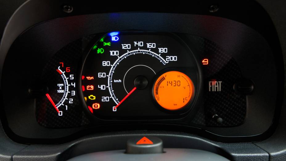 Painel de instrumentos &eacute; simples e apertado | <a href="https://beta-develop.quatrorodas.abril.com.br/noticias/fabricantes/fiat-lanca-palio-fire-way-r-27-860-782048.shtml" rel="migration">Leia mais</a>