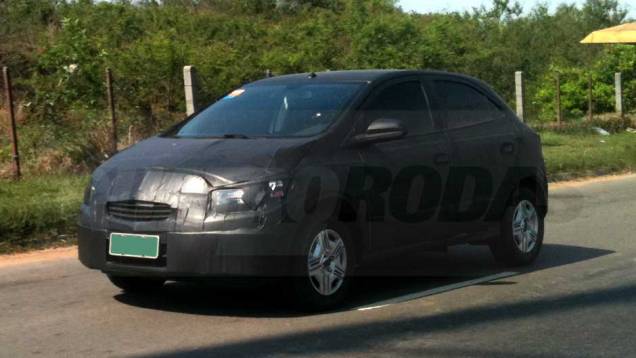 A versão básica, fotografada por Paulo Della Latte, terá calotas em vez de rodas de liga leve | <a href="https://beta-develop.quatrorodas.abril.com.br/noticias/segredo/vergonha-chevrolet-onix-desfila-pelas-ruas-699110.shtml" rel="migration">Leia mais</a> A versão básica, fotografada por Paulo Della Latte, terá calotas em vez de rodas de liga leve | <a href="https://beta-develop.quatrorodas.abril.com.br/noticias/segredo/vergonha-chevrolet-onix-desfila-pelas-ruas-699110.shtml" rel="migration">Leia mais</a>