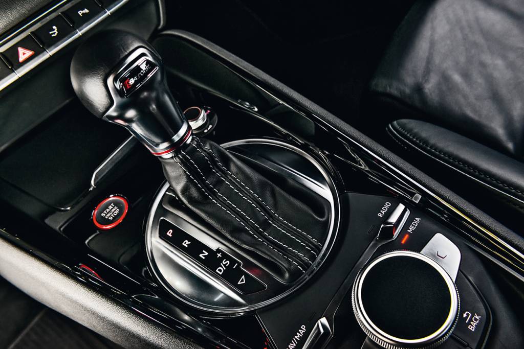 Audi TTS Câmbio é automatizado de seis marchas e a tração é integral nas quatro rodas