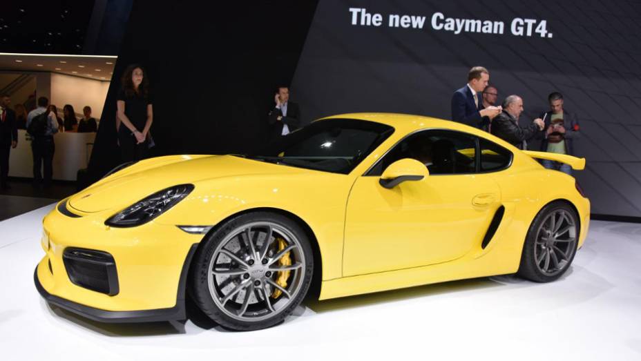 Esportivo é equipado com motor 3.8 de 385 cv e 42,83 mkgf de torque | <a href="https://beta-develop.quatrorodas.abril.com.br/noticias/saloes/genebra-2015/porsche-lanca-cayman-gt4-salao-genebra-843021.shtml" rel="migration">Leia mais</a>