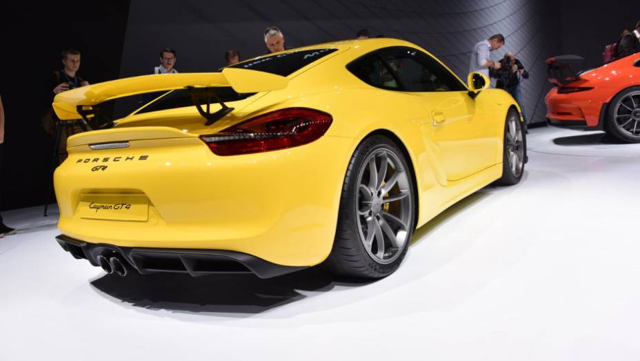 Com uma grande aerofólio traseiro, modelo foi rebaixado em 3 cm para melhorar a estabilidade | <a href="https://beta-develop.quatrorodas.abril.com.br/noticias/saloes/genebra-2015/porsche-lanca-cayman-gt4-salao-genebra-843021.shtml" rel="migration">Leia mais</a>