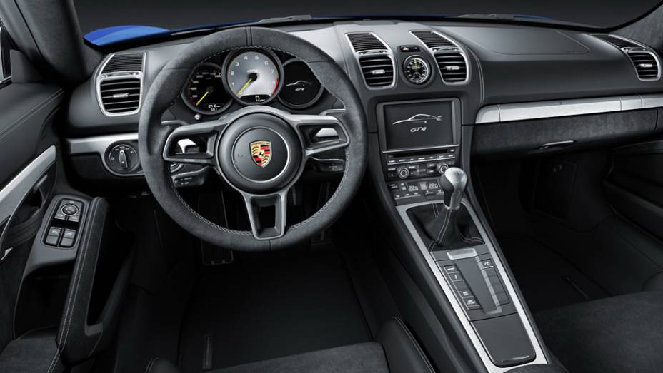 No interior conforto e segurança com bancos esportivos e acabamento em couro e Alcântara pela cabine | <a href="https://beta-develop.quatrorodas.abril.com.br/noticias/fabricantes/porsche-lanca-novo-cayman-gt4-832160.shtml" rel="migration">Leia mais</a>