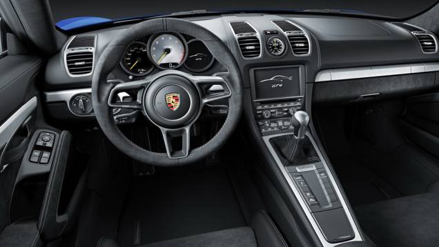 No interior conforto e segurança com bancos esportivos e acabamento em couro e Alcântara pela cabine | <a href="https://beta-develop.quatrorodas.abril.com.br/noticias/fabricantes/porsche-lanca-novo-cayman-gt4-832160.shtml" rel="migration">Leia mais</a> No interior conforto e segurança com bancos esportivos e acabamento em couro e Alcântara pela cabine | <a href="https://beta-develop.quatrorodas.abril.com.br/noticias/fabricantes/porsche-lanca-novo-cayman-gt4-832160.shtml" rel="migration">Leia mais</a>