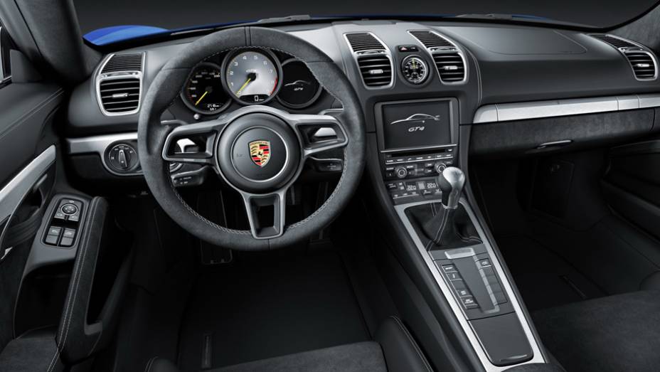 No interior conforto e seguran&ccedil;a com bancos esportivos e acabamento em couro e Alc&acirc;ntara pela cabine | <a href="https://beta-develop.quatrorodas.abril.com.br/noticias/fabricantes/porsche-lanca-novo-cayman-gt4-832160.shtml" rel="migration">Leia mais</a>