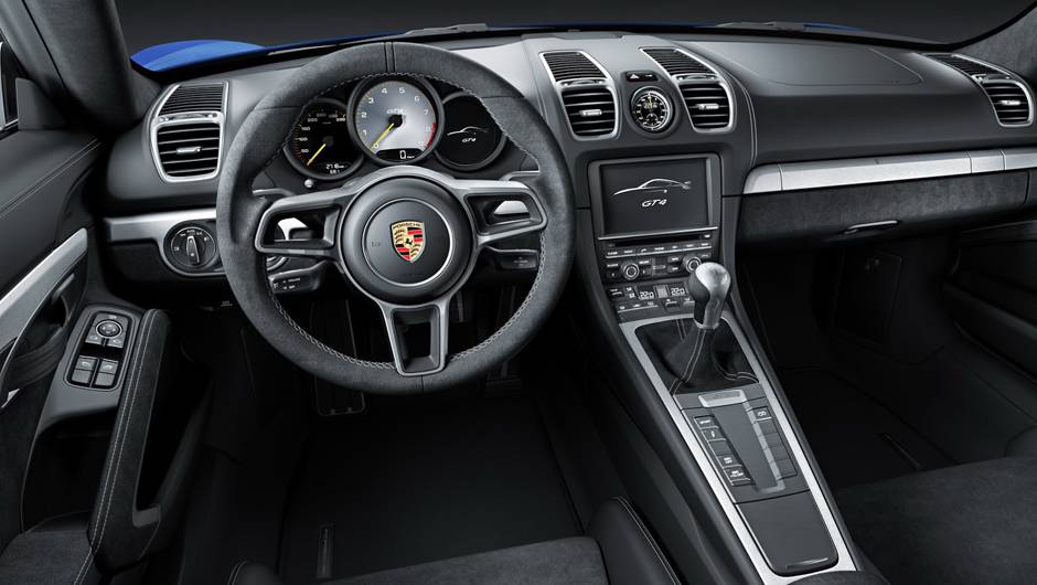 No interior conforto e seguran&ccedil;a com bancos esportivos e acabamento em couro e Alc&acirc;ntara pela cabine | <a href="https://beta-develop.quatrorodas.abril.com.br/noticias/fabricantes/porsche-lanca-novo-cayman-gt4-832160.shtml" rel="migration">Leia mais</a>