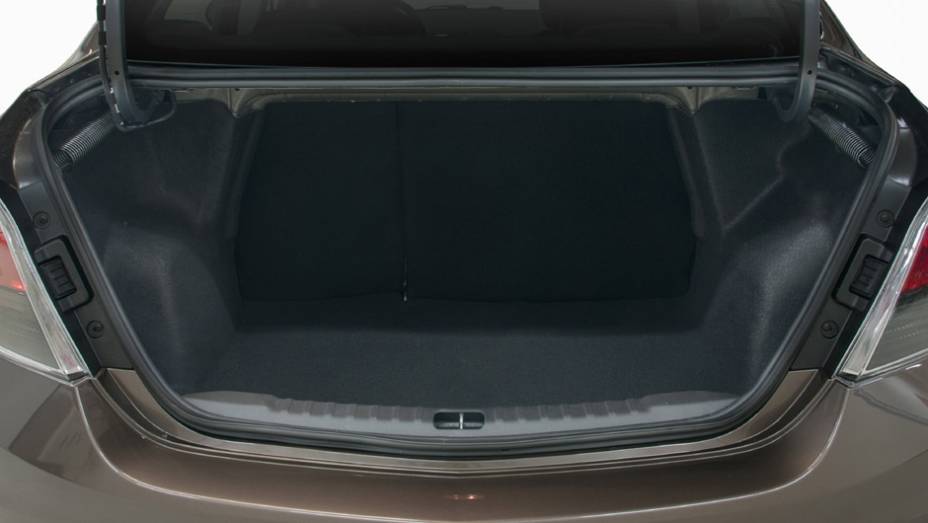 Porta-malas do novo Prisma comporta at&eacute; 500 litros | <a href="https://beta-develop.quatrorodas.abril.com.br/carros/lancamentos/novo-chevrolet-prisma-custa-partir-r-xx-xxx-733233.shtml" rel="migration">Leia mais</a>