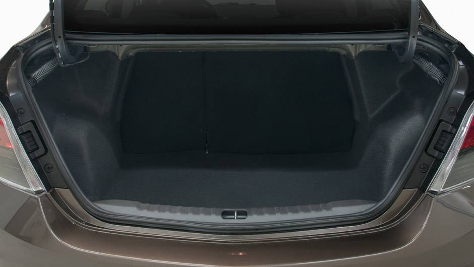Porta-malas do novo Prisma comporta at&eacute; 500 litros | <a href="https://beta-develop.quatrorodas.abril.com.br/carros/lancamentos/novo-chevrolet-prisma-custa-partir-r-xx-xxx-733233.shtml" rel="migration">Leia mais</a>