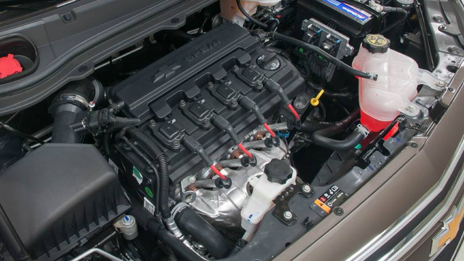 Motor 1.4 entrega 98 cv e 13 mkgf de força quando abastecido com gasolina ou 106 cv e 13,9 mkgf de torque quando o combustível de origem vegetal ocupa o tanque de combustível | <a href="https://beta-develop.quatrorodas.abril.com.br/carros/lancamentos/novo-chevrolet-pris" rel="migration"></a> Motor 1.4 entrega 98 cv e 13 mkgf de força quando abastecido com gasolina ou 106 cv e 13,9 mkgf de torque quando o combustível de origem vegetal ocupa o tanque de combustível | <a href="https://beta-develop.quatrorodas.abril.com.br/carros/lancamentos/novo-chevrolet-pris" rel="migration"></a>