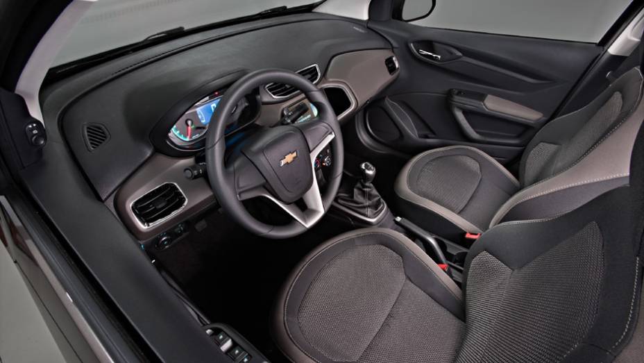 Pedaleira esportiva, friso com inserto cromado e l&acirc;mpadas para lanternas e far&oacute;is na configura&ccedil;&atilde;o Effect Blue tamb&eacute;m podem ser acrescentados pelo consumidor | <a href="https://beta-develop.quatrorodas.abril.com.br/carros/lancamentos/novo-chevrolet-prisma-custa-partir-r-" rel="migration"></a>