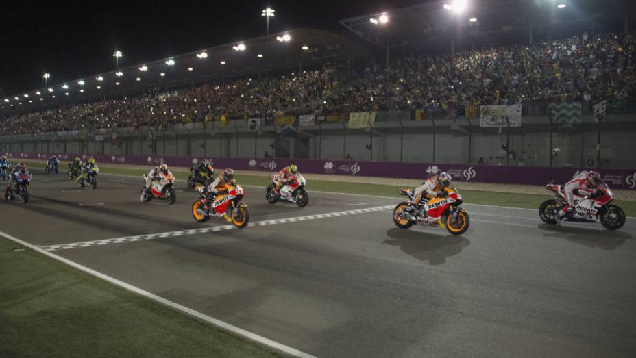 Confira o melhor da Moto GP 2015, etapa do Qatar | <a href="https://beta-develop.quatrorodas.abril.com.br/moto/noticias/rossi-show-fatura-moto-gp-qatar-852000.shtml" rel="migration">Leia mais</a>